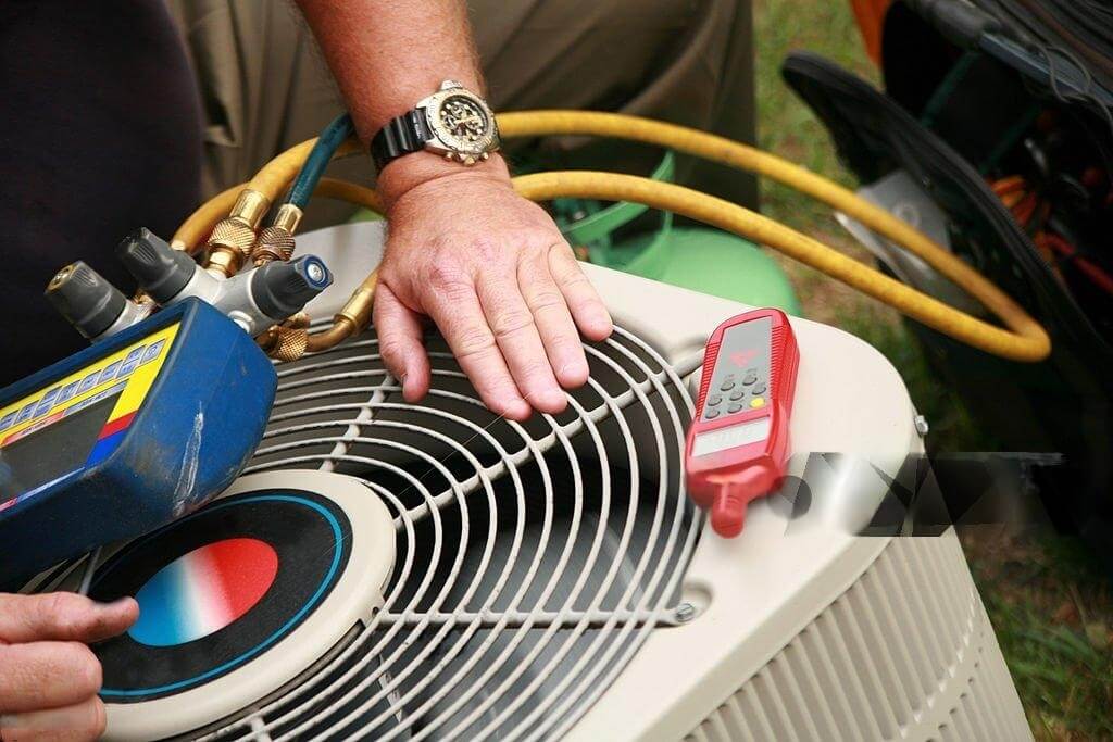 Professional technician doing AC outdoor unit maintenance in Dubai to ensure cooling efficiency.